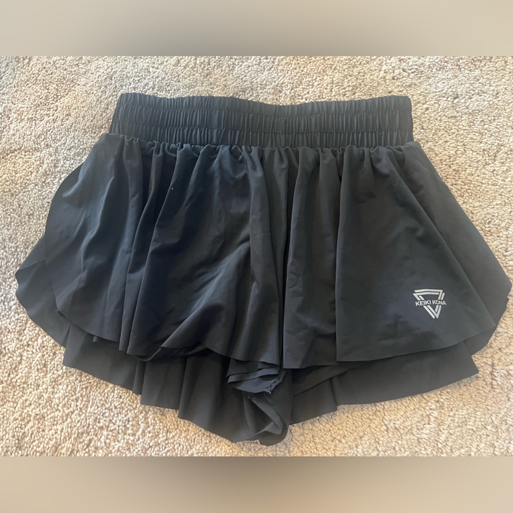Keiki Kona black flowy shorts